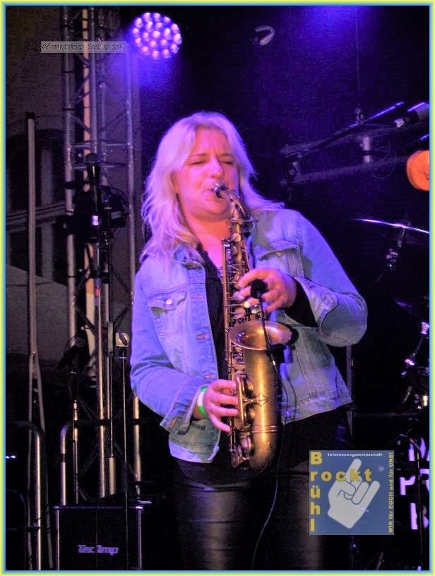 Daniela Warnusz on Saxophone